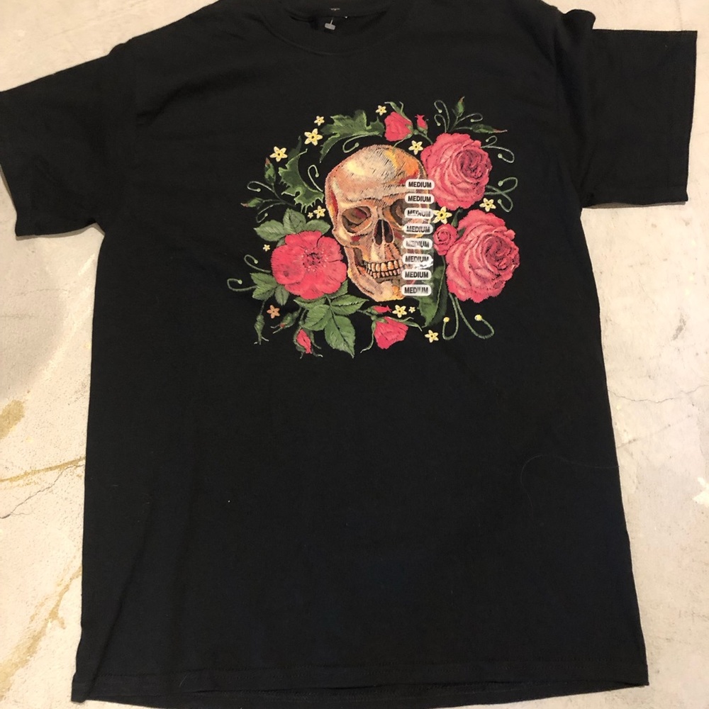 Skull accented t comfortable cotton short sleeves shirt